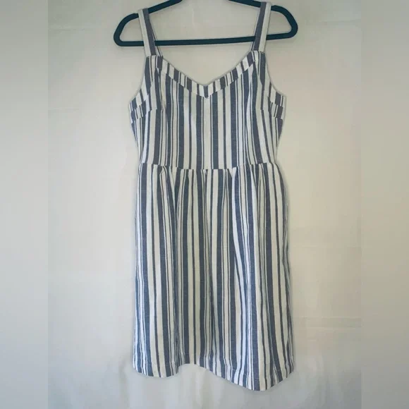 Roxy Women’s Navy and White Striped Dress, XL
85% Cotton, 15 Linen - Picture 4 of 15